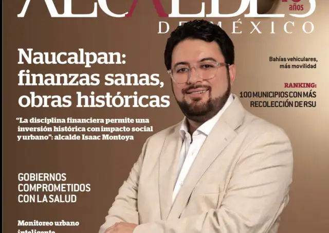 Entrega de reconocimiento a autoridades de Naucalpan en un evento público