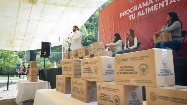 Entrega de canastas alimentarias a familias en Naucalpan