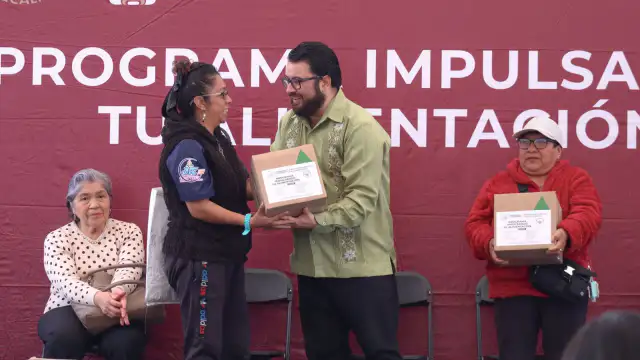 Personas reunidas en una entrega de canastas alimentarias en Naucalpan
