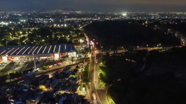 Vialidad urbana de Naucalpan con luminarias nuevas durante la noche