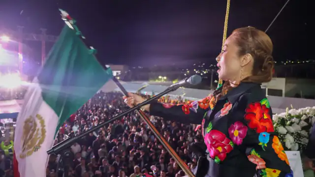 Personas reunidas en la plaza principal durante la celebración de fiestas patrias