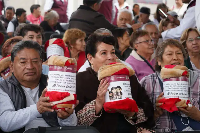 Entrega de sillas de ruedas y bastones a adultos mayores en Nicolás Romero