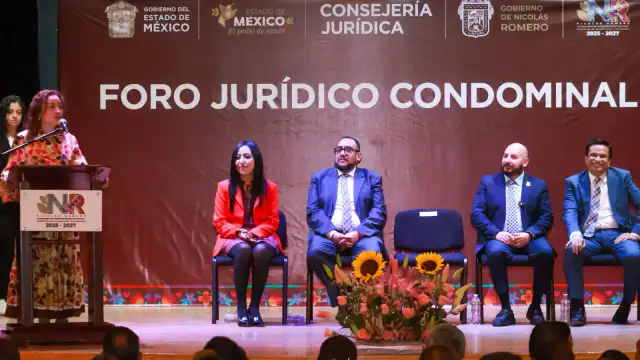 Vecinos reunidos en un foro jurídico condominal en el Teatro Centenario de Nicolás Romero