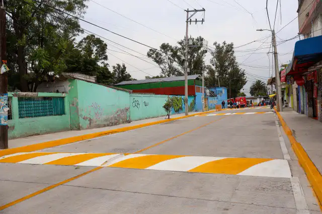 Calle pavimentada con concreto hidráulico en la colonia Granjas Guadalupe, Nicolás Romero