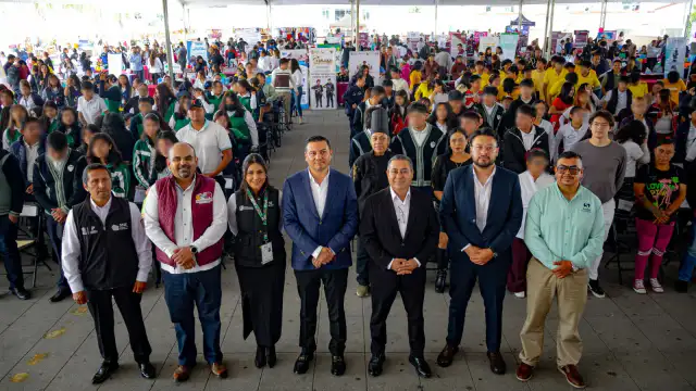 Personas buscando empleo en la feria nacional de empleo en Nicolás Romero