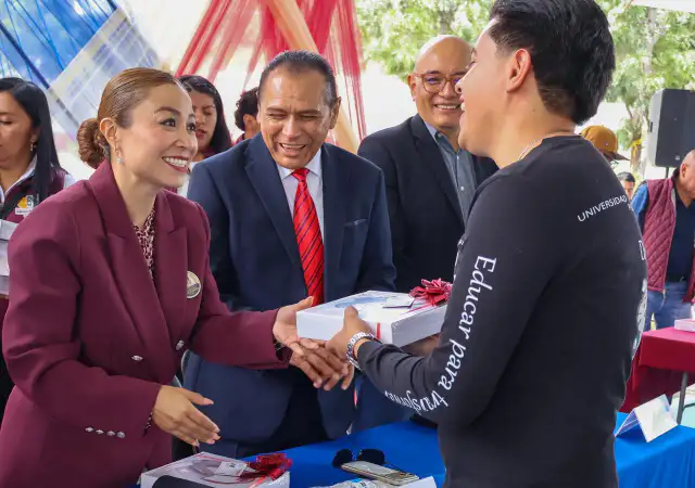 Autoridades y estudiantes durante la inauguración del ciclo escolar en Nicolás Romero