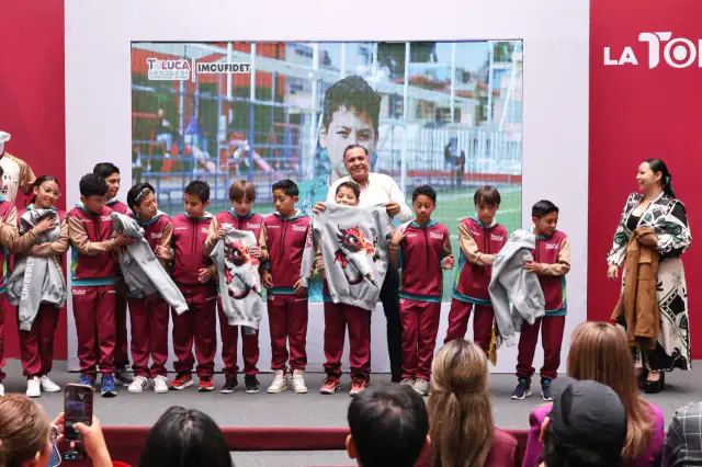 Niños futbolistas de Toluca con uniforme y bandera de México antes de viajar a Japón
