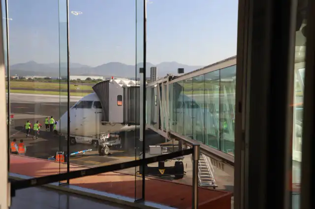 Avión de Mexicana de Aviación en pista del Aeropuerto del Bajío