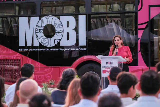 Autobuses nuevos del sistema MOBI estacionados en el Malecón Tajamar durante el evento de inauguración
