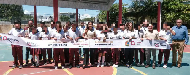 Estudiantes y autoridades durante la entrega de un domo escolar en Cancún