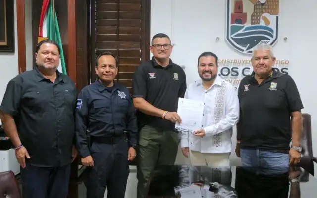 Funcionarios durante la designación del nuevo encargado de Tránsito en Los Cabos