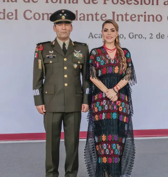 Ceremonia militar de toma de posesión y protesta de bandera en Acapulco, Guerrero