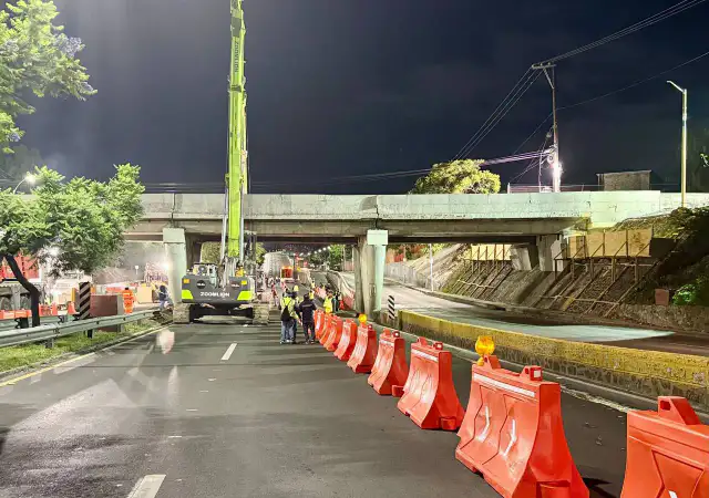 Vista del bulevar Bernardo Quintana con reducción de carriles por obra del Tren México-Querétaro