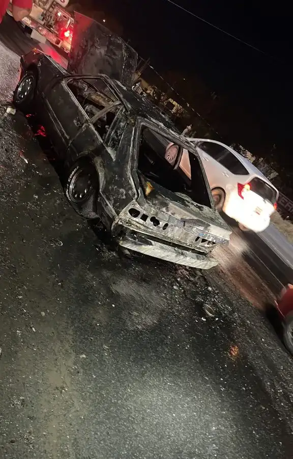 Bomberos atendiendo un incendio de un vehículo en Reynosa