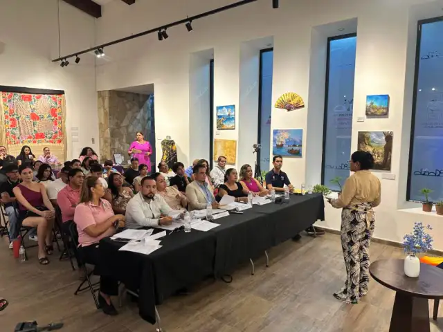 Mujeres participando en un concurso de oratoria en un recinto cultural de Cabo San Lucas