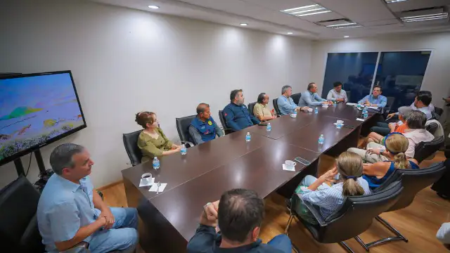 Locatarios de Plaza Fiesta Los Mochis durante reunión con autoridades