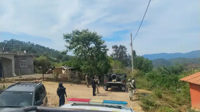 Elementos de seguridad durante un operativo en una comunidad rural