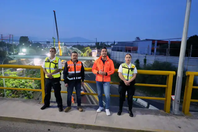Avenida Bernardo Quintana con reducción de carriles y tráfico fluido durante obras del Tren México-Querétaro.
