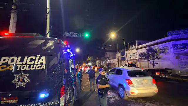 Elementos de tránsito realizan prueba de alcoholimetría a conductor en Toluca