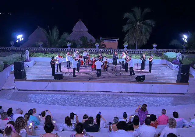 Mujeres empresarias turísticas durante un concierto de cuerdas en un centro cultural
