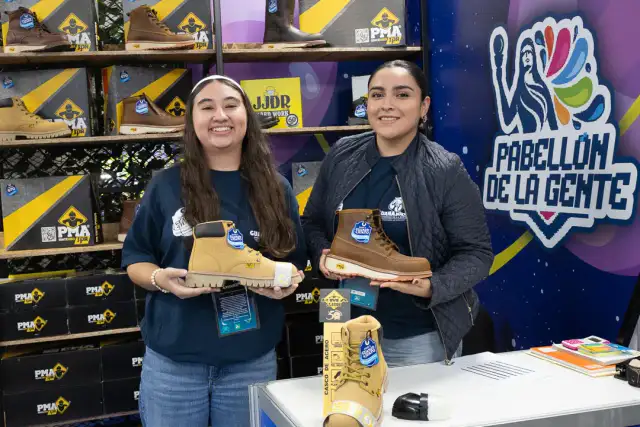 Vista del Pabellón de la Gente en el Distrito León MX con stands de productos locales