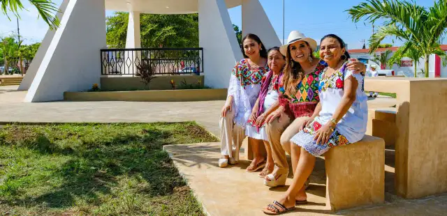 Parque rehabilitado en Tihosuco con juegos infantiles y áreas verdes