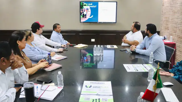 Personas reunidas en un evento de transparencia gubernamental en Sinaloa