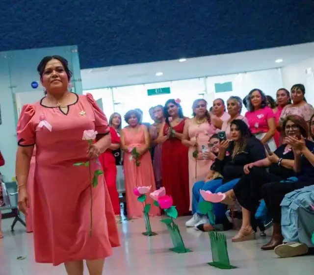 Mujeres sobrevivientes de cáncer de mama durante un evento de concientización