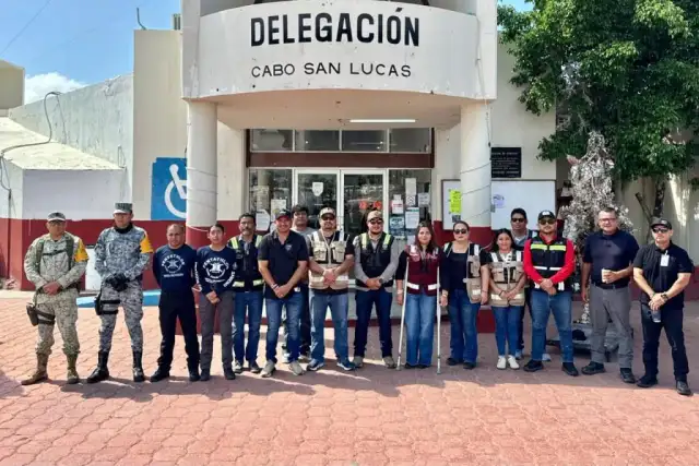 Vehículos de Protección Civil durante recorrido preventivo en calles de Cabo San Lucas