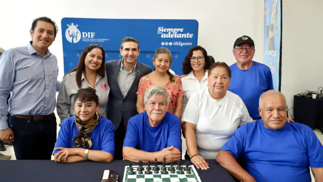 Adultos mayores sentados frente a tableros de ajedrez en evento del DIF Estatal Guanajuato