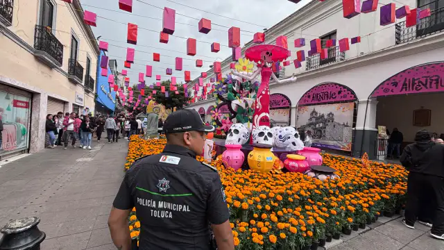 Elementos de la Policía de Toluca durante un operativo en el Centro Histórico