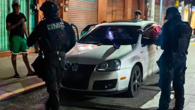 Unidades de la Policía Estatal durante un recorrido nocturno en calles de Zihuatanejo