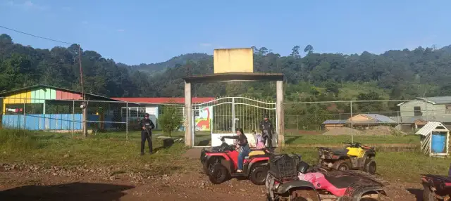 Elementos de la Policía Estatal durante un recorrido de vigilancia en una localidad de Guerrero