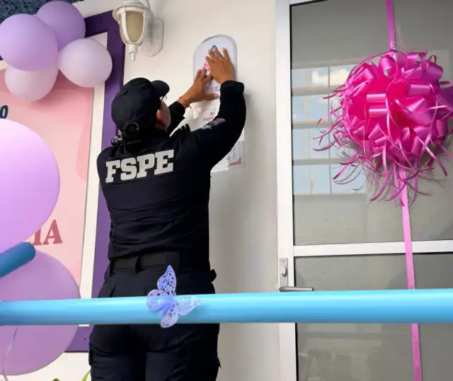 Mujeres policías durante la inauguración de un lactario en Guanajuato