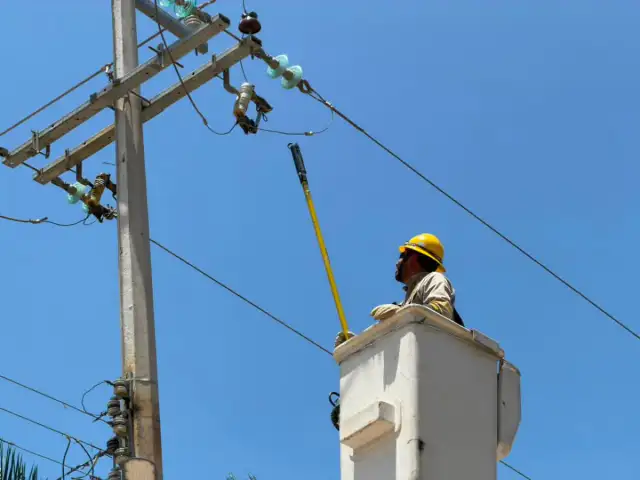 Personal de CFE trabaja en poste eléctrico en zona rural de Tamaulipas
