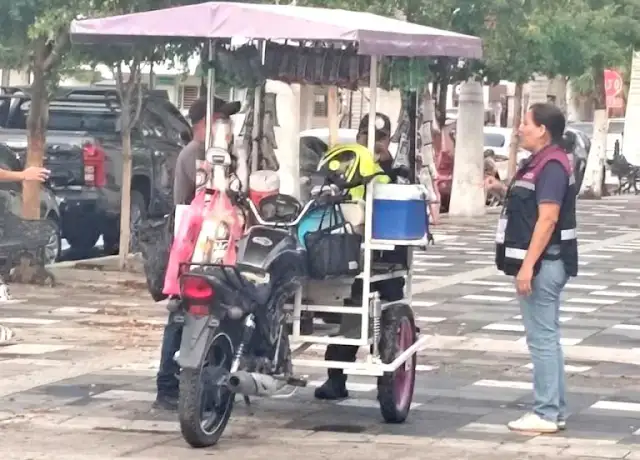 Vendedores ambulantes en la vía pública en La Paz, Baja California Sur