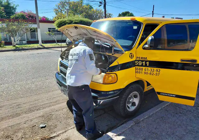 Inspección de autobús escolar en Sinaloa