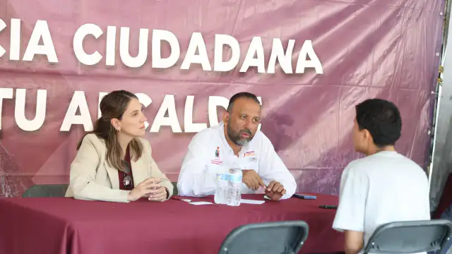 Vecinos y funcionarios durante el programa Atención a las Causas en la colonia La Enramada