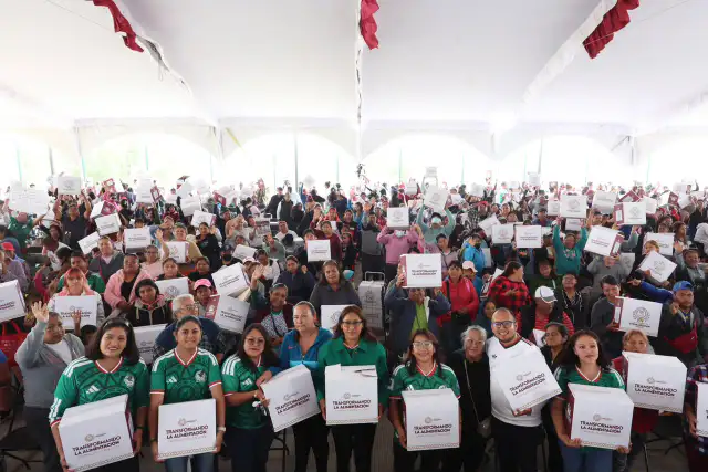 Entrega de canastas alimentarias en la Plaza de la Transformación, Chimalhuacán