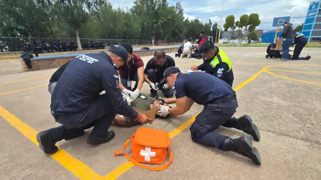 Servidores públicos durante un ejercicio de evacuación y primeros auxilios