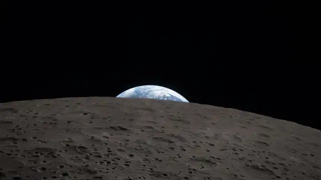 Representación artística de la nave Orion acoplada a un módulo lunar en el espacio