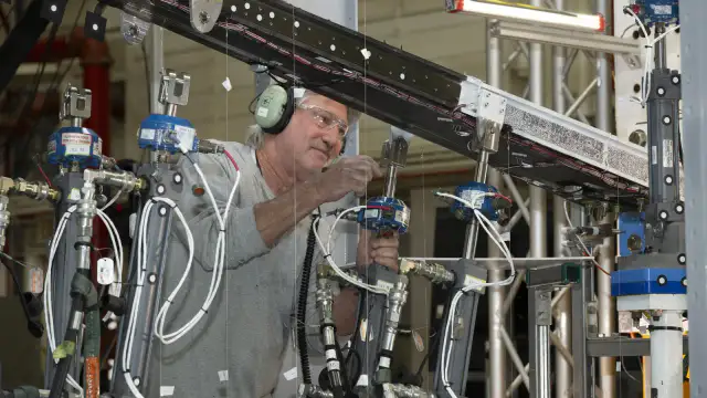Prueba de esfuerzo de ala compuesta de NASA en laboratorio