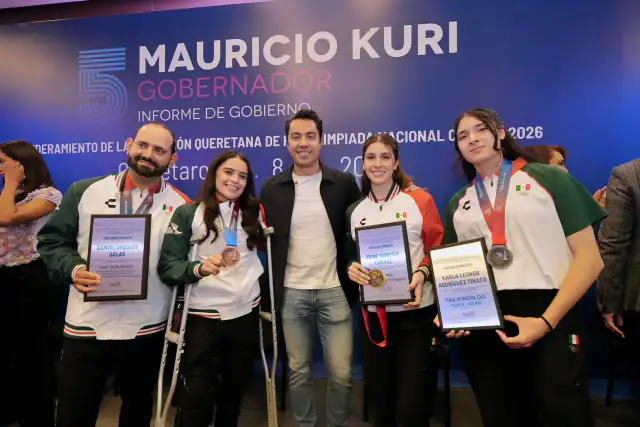 Atletas queretanos durante el acto de abanderamiento