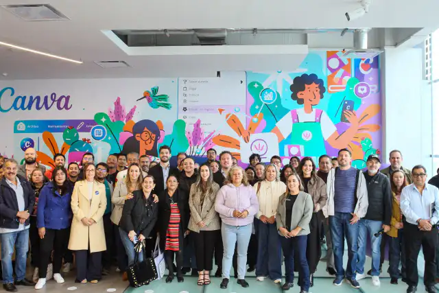 Personas participan en una jornada de capacitación digital en un centro de innovación