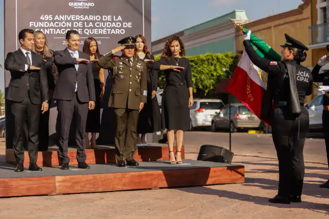 Autoridades y danzantes tradicionales en el Cerro del Sangremal durante el aniversario de Querétaro