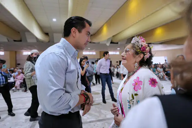 Personas adultas mayores durante el Baile de Plata en Querétaro