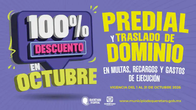 Personas realizando trámites de pago de impuestos en una oficina municipal