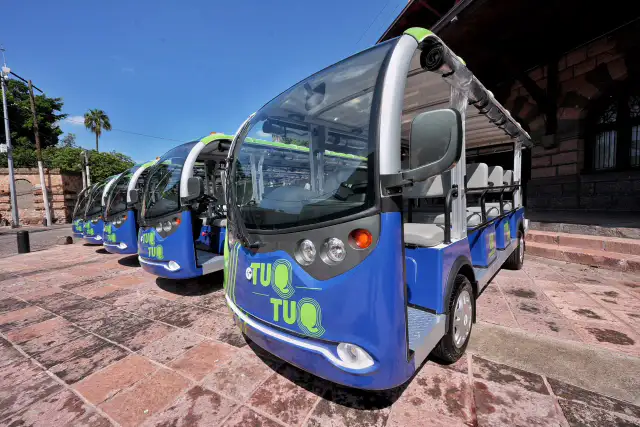 Autobús eléctrico de transporte público circulando por calles del Centro Histórico de Querétaro