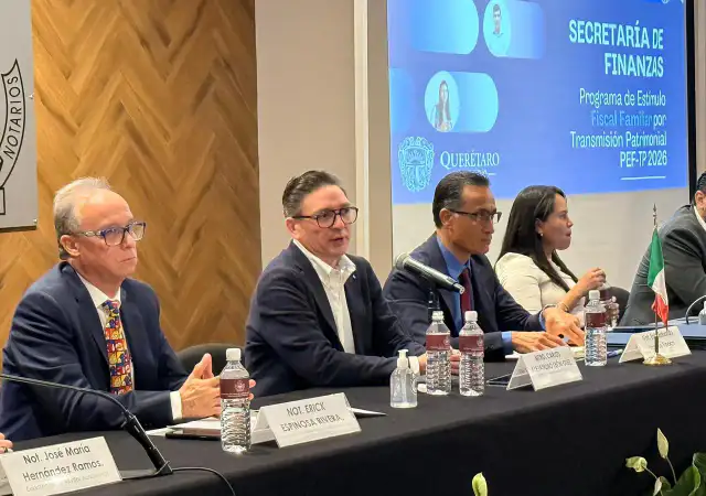 Funcionarios municipales y notarios reunidos en Querétaro