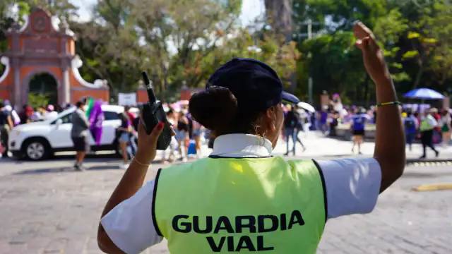 Vista del centro histórico de Querétaro con policía municipal patrullando